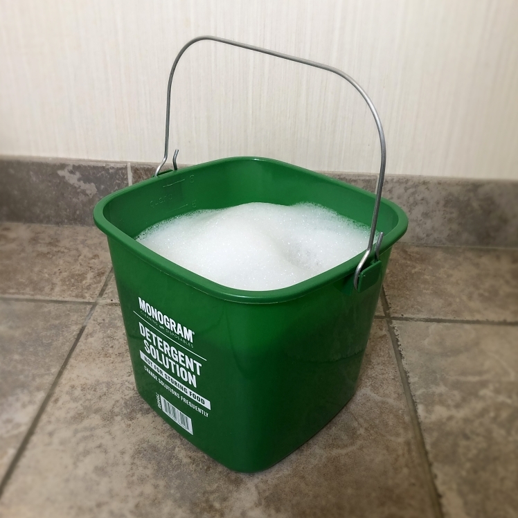 MONOGRAM PLASTIC BUCKET, DETRG 6 QUART GREEN