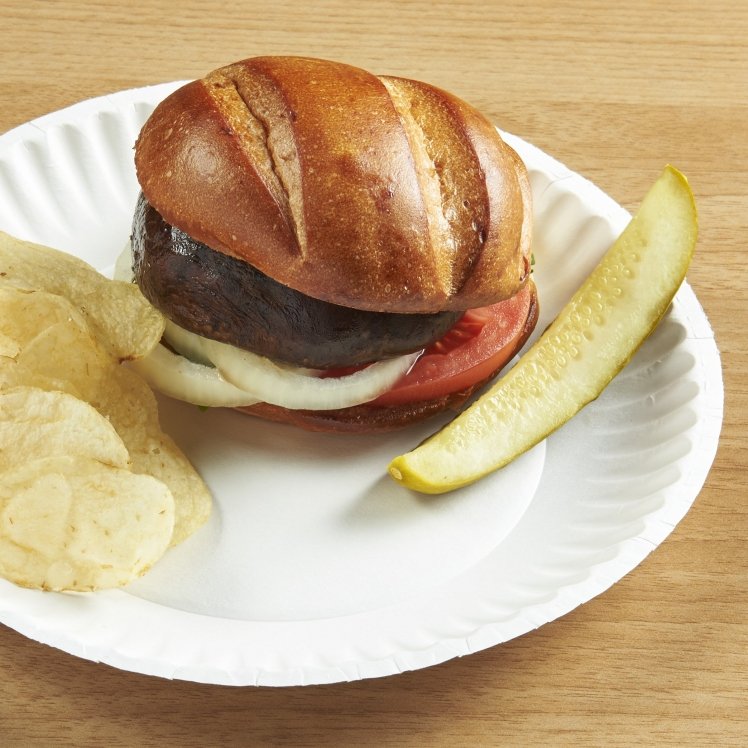 MONOGRAM 9 IN WHITE ROUND LIGHTWEIGHT PAPER PLATES