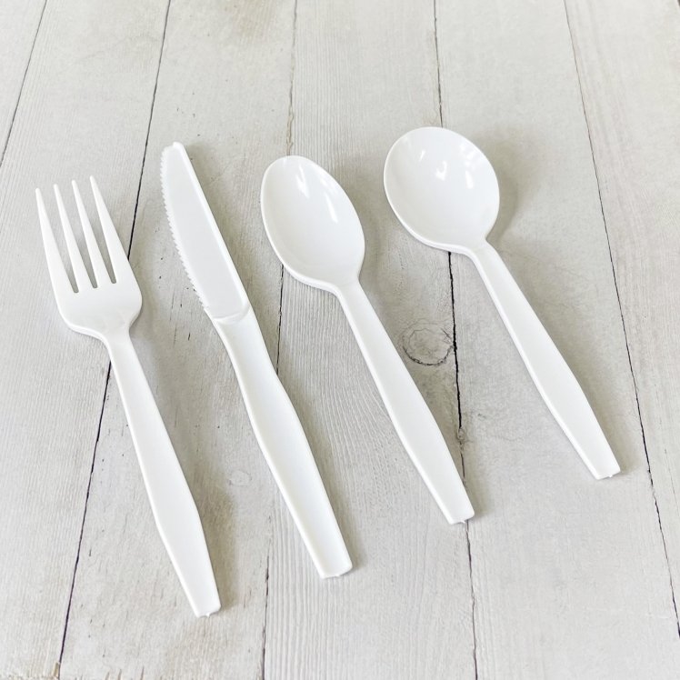 MONOGRAM MEDIUM WEIGHT WHITE PLASTIC TEASPOONS